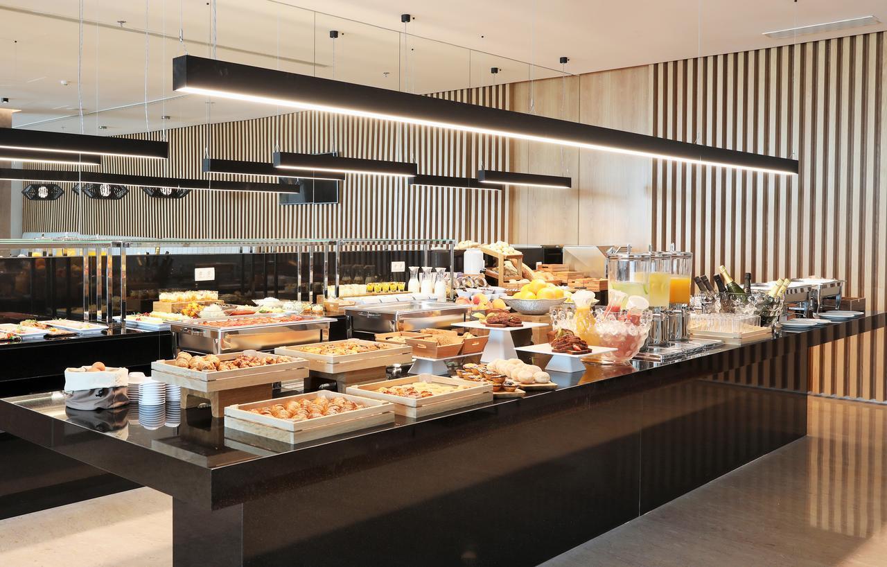 Iberostar Selection Lisboa Hotel Exterior foto A buffet at a hotel