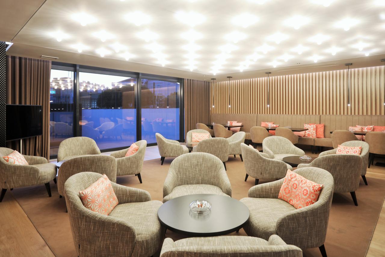 Iberostar Selection Lisboa Hotel Exterior foto The lounge at the airport