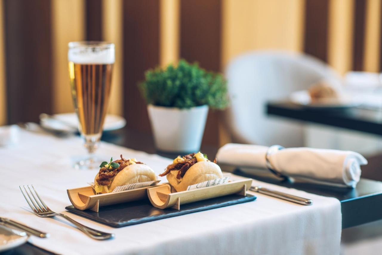 Iberostar Selection Lisboa Hotel Exterior foto A glass of champagne and two canapés