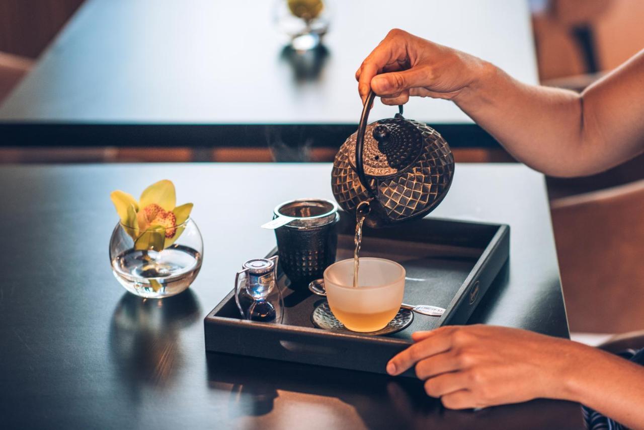Iberostar Selection Lisboa Hotel Exterior foto Tea being poured into a teacup