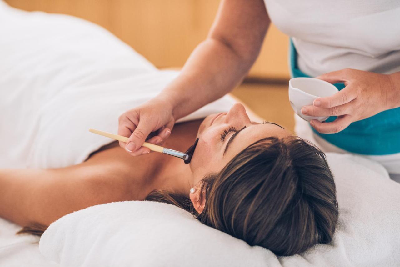 Iberostar Selection Lisboa Hotel Exterior foto A woman receiving a facial treatment