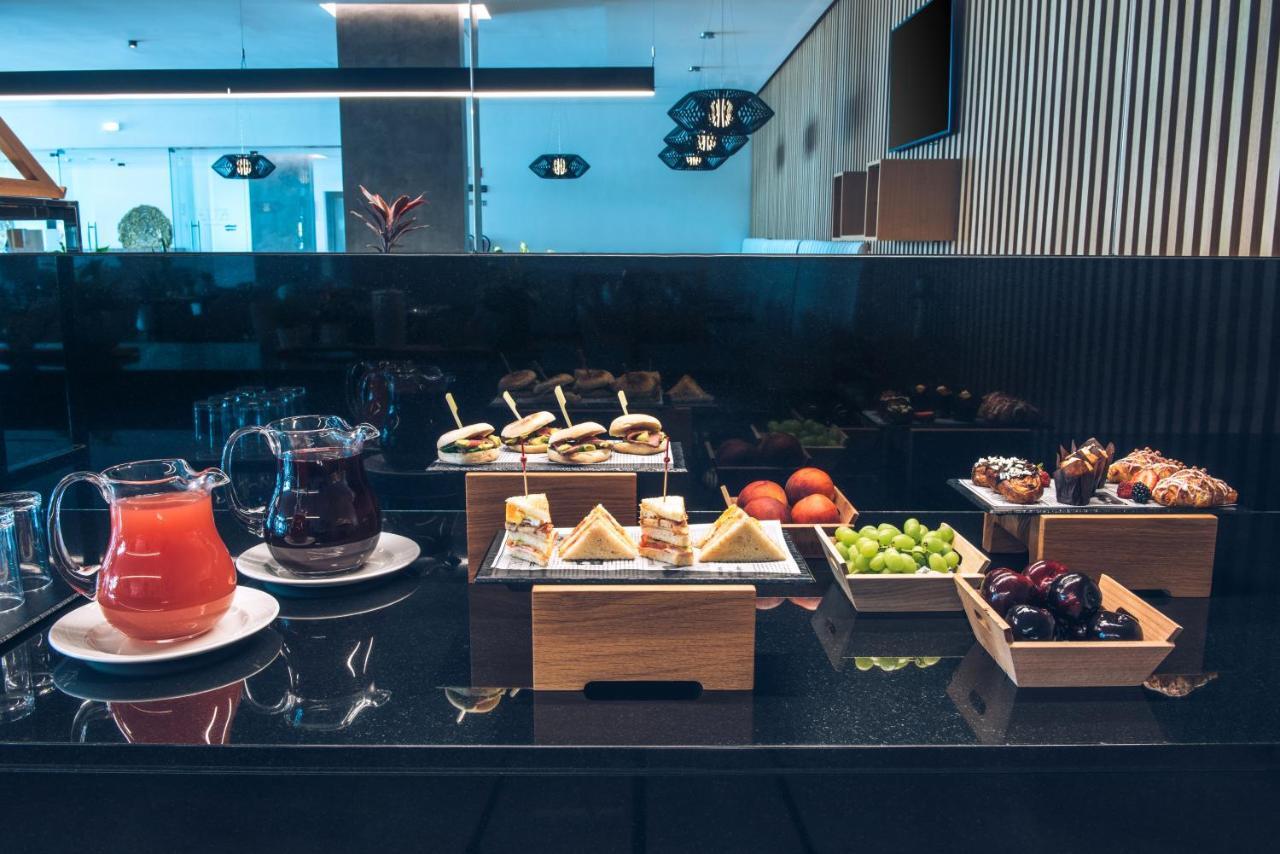 Iberostar Selection Lisboa Hotel Exterior foto A selection of food at the lounge