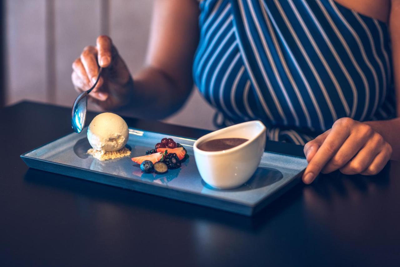 Iberostar Selection Lisboa Hotel Exterior foto A woman eating dessert