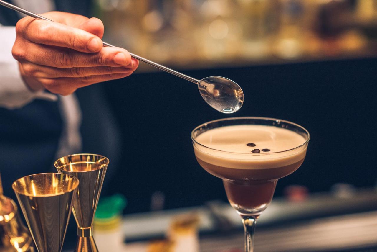 Iberostar Selection Lisboa Hotel Exterior foto A bartender adding a cherry to a chocolate martini